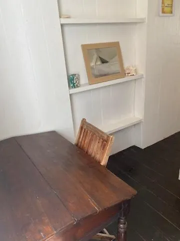 Akunamatata Guest House Куль-де-Сак