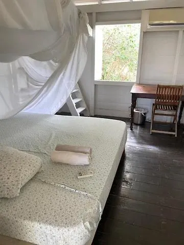 Akunamatata Guest House Куль-де-Сак