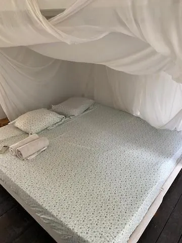 Akunamatata Guest House Куль-де-Сак
