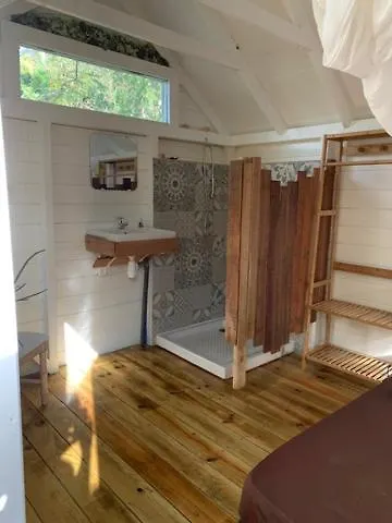 Akunamatata Guest House Куль-де-Сак