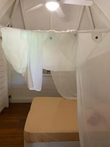 Akunamatata Guest House Куль-де-Сак