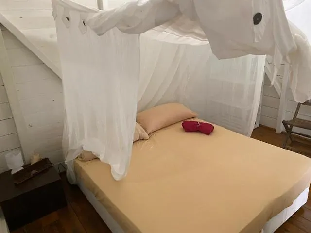 Akunamatata Guest House Куль-де-Сак